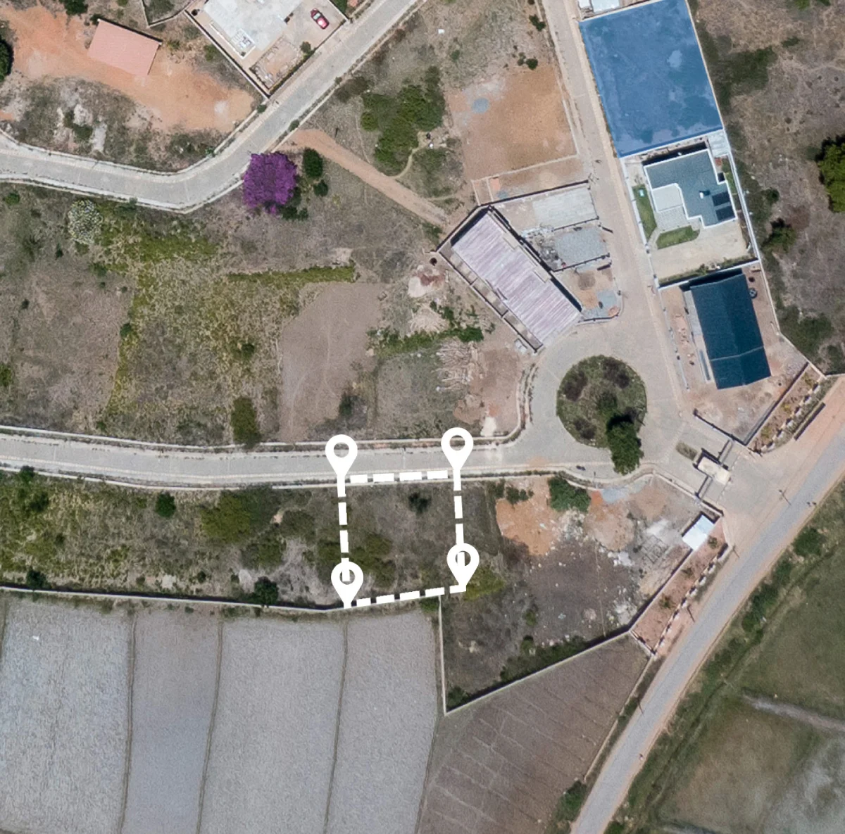 Ainga signifie impulsion, le point de départ vers de nouveaux horizons. Ce terrain de 387 m², plat et constructible en R+1, est idéalement situé à l’entrée du rond-point de la résidence d’Ambohijanaka, juste après Essence.